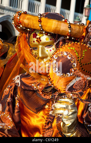 Partecipante in costume di Carnivale a Venezia in Italia. Foto Stock