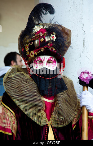 Partecipante mascherata di Carnivale a Venezia in Italia. Foto Stock