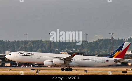 Un Philippine Airlines Airbus A340 (A340-313X) aereo jet decolla dall'Aeroporto Internazionale di Vancouver. Foto Stock