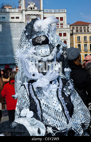 Partecipante in costume di Carnivale a Venezia in Italia. Foto Stock