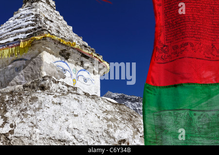 Stupa buddisti e bandiere di preghiera a Dingboche village, Everest Regione, Nepal Foto Stock