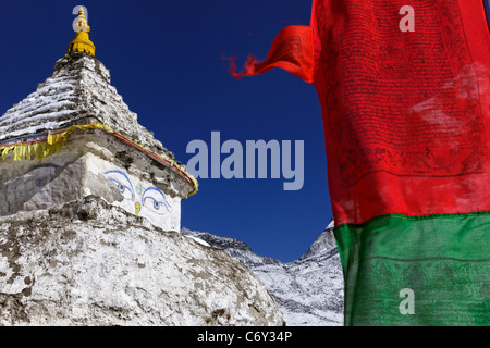 Stupa buddisti e bandiere di preghiera a Dingboche village, Everest Regione, Nepal Foto Stock