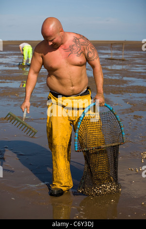 Cocktail in spiaggia con bassa marea su appartamenti di sabbia a Marshside all'inizio della stagione di Cockle picking. Incontro con le mani autorizzato a Southport, Merseyside, Regno Unito Foto Stock