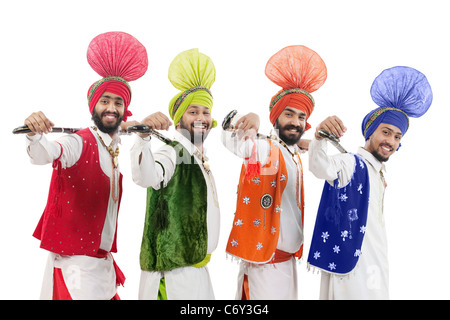 Gli uomini di religione sikh in posa con Khundis Foto Stock