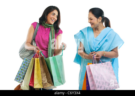 Madre e figlia con borse per lo shopping Foto Stock