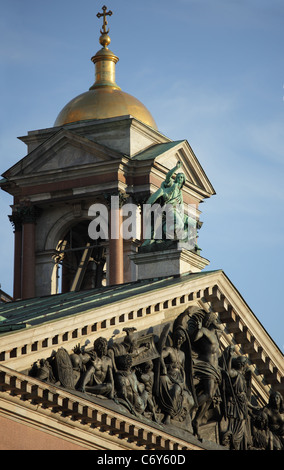 La scultura sul tetto di San Isacco Cattedrale di San Pietroburgo, Russia Foto Stock