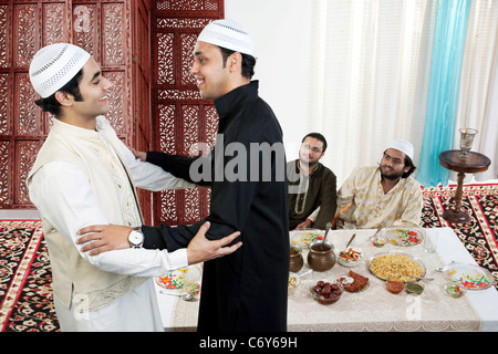 Uomini musulmani saluto ogni altro Foto Stock