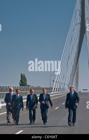 Membri del governo all'apertura del nuovo ponte Redzinski, 27 agosto 2011, il quarto più grande ponte in cemento strallato al mondo, il fiume Oder, a Wrocław in Polonia Foto Stock