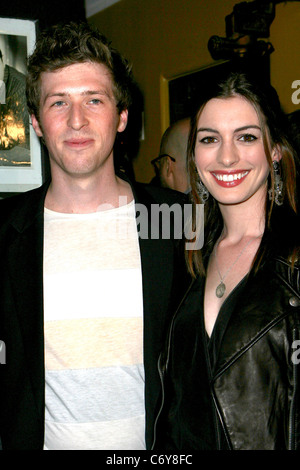 Daryl Wein e Anne Hathaway "Rompere verso l'alto' Premiere detenute presso il Silent Movie Theatre - Gli arrivi di Los Angeles, California - Foto Stock