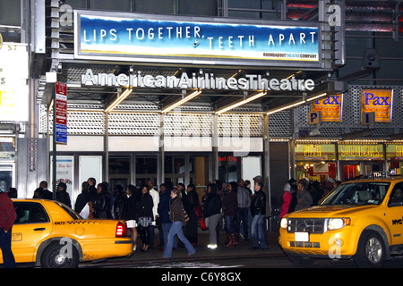 Il rettangolo di selezione per l'ora è stata posticipata rotonda Teatro Broadway produzione di Terrence McNally 'Lips insieme, denti Apart" a Foto Stock