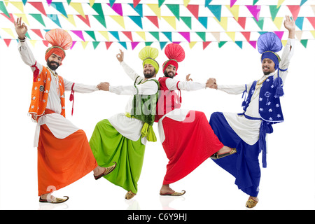 Gli uomini di religione sikh dancing Foto Stock