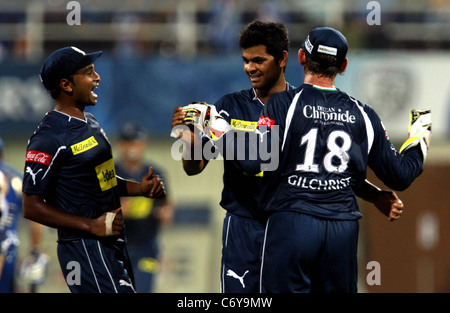 Deccan Chargers Bowler RP Singh festeggia con i compagni di squadra durante le venti20 corrisponde il sistema di epilazione a luce pulsata partita di cricket tra Deccan caricabatterie Foto Stock