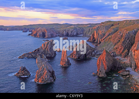 Regno Unito Scozia Ebridi Esterne isola di Lewis sole serale sulla roccia Mangersta pile Foto Stock