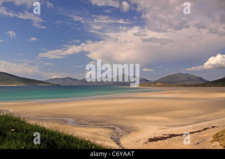 Regno Unito Scozia Ebridi Esterne Isle of Harris Seilbost Bay e le montagne di Harris Foto Stock