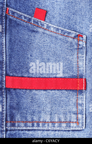 Tasca dei jeans con vuoto etichetta rossa close-up Foto Stock