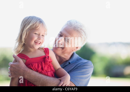 Nonno abbracciando la nipote Foto Stock