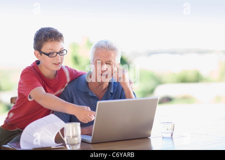 Nonno e nipote utilizzando laptop Foto Stock