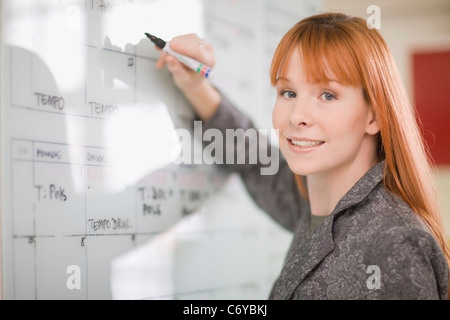 Imprenditrice scrivere sul calendario Foto Stock