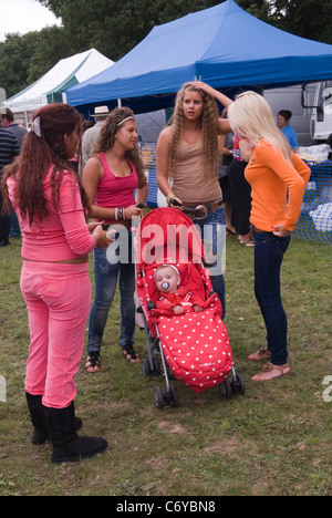 Barnet Gypsy Horse Fair. Ragazze zingare adolescenti, madre adolescente con bambino. Hertfordshire Regno Unito 2010s 2011 HOMER SYKES Foto Stock