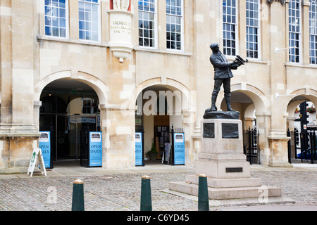 Shire Hall e Charles Stewart Rolls statua Monmouth Monmouthshire Galles Foto Stock