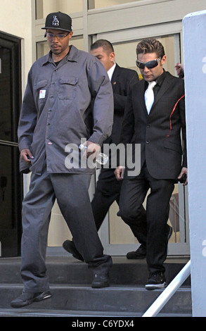 Corey Feldman che indossa un abito scuro con una fascetta bianca, lascia la CNN Studios dopo che compaiono su "Larry King Live" Los Angeles, Foto Stock
