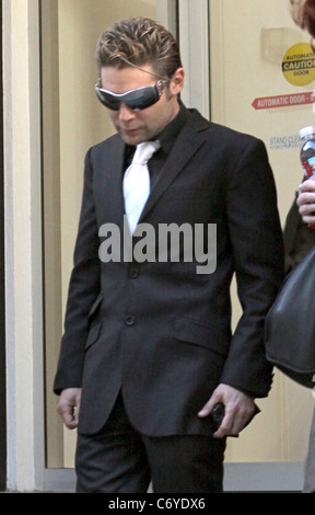 Corey Feldman che indossa un abito scuro con una fascetta bianca, lascia la CNN Studios dopo che compaiono su "Larry King Live" Los Angeles, Foto Stock