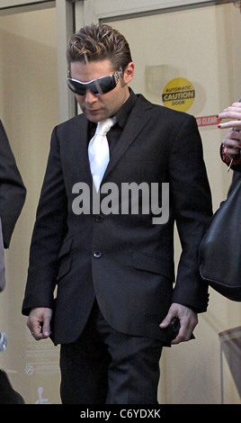 Corey Feldman che indossa un abito scuro con una fascetta bianca, lascia la CNN Studios dopo che compaiono su "Larry King Live" Los Angeles, Foto Stock