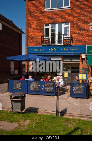 Persone mangiare insieme ad un cafe' sul marciapiede Foto Stock