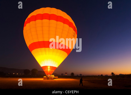 Mongolfiera partenza all'alba aria calda Ballooning Luxor Egitto Medio Oriente Foto Stock