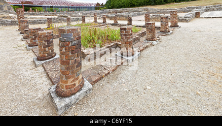 Peristilio con colonne di mattoni nella casa di scheletri Villa a Conimbriga, romane meglio conservate rovine della città in Portogallo. Foto Stock