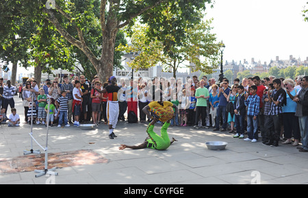 Acrobat buskers eseguendo a folle sulla South Bank di Londra city centre REGNO UNITO Foto Stock