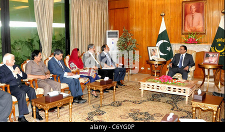 Presidente Asif Ali Zardari in riunione sulla situazione di alluvione e sforzi di soccorso per la affectees a Aiwan-e-Sadr Foto Stock