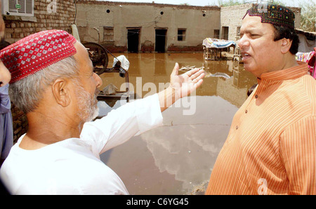 Diritto di Sindh Ministro Ayaz Soomro visita pioggia- area interessata Foto Stock