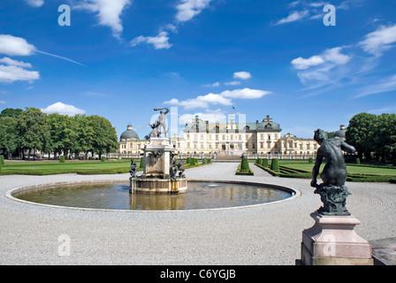 Reale di Drottningholm Palace Gardens, Stoccolma, Svezia. Preso in una giornata di sole con fontana di acqua in primo piano. Foto Stock