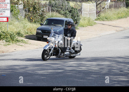 Arnold Schwarzenegger in sella alla sua cromed Harley Davidson a Malibu con amici di Los Angeles, Stati Uniti d'America -, 20.03.10 Foto Stock