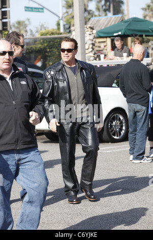 Arnold Schwarzenegger in sella alla sua cromed Harley Davidson a Malibu con amici di Los Angeles, Stati Uniti d'America -, 20.03.10 Foto Stock