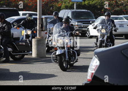 Arnold Schwarzenegger in sella alla sua cromed Harley Davidson a Malibu con amici di Los Angeles, Stati Uniti d'America -, 20.03.10 Foto Stock