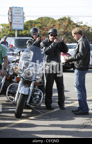 Arnold Schwarzenegger in sella alla sua cromed Harley Davidson a Malibu con amici di Los Angeles, Stati Uniti d'America -, 20.03.10 Foto Stock