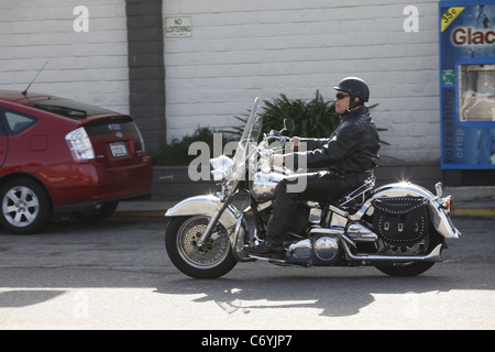 Arnold Schwarzenegger in sella alla sua cromed Harley Davidson a Malibu con amici di Los Angeles, Stati Uniti d'America -, 20.03.10 Foto Stock