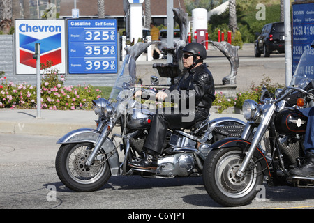 Arnold Schwarzenegger in sella alla sua cromed Harley Davidson a Malibu con amici di Los Angeles, Stati Uniti d'America -, 20.03.10 Foto Stock