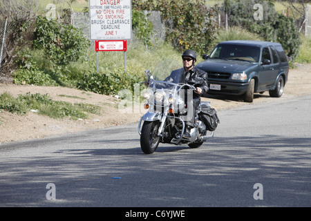 Arnold Schwarzenegger in sella alla sua cromed Harley Davidson a Malibu con amici di Los Angeles, Stati Uniti d'America -, 20.03.10 Foto Stock