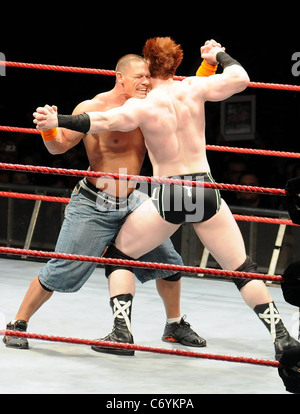 Campione WWE John Cena di fronte ex campione WWE Sheamus per la cintura del titolo presso l'arena O2 e dopo una lunga battaglia Cena ha vinto quando Foto Stock