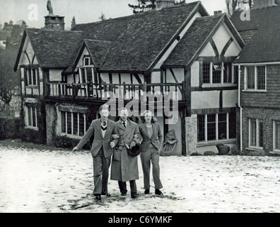 LESLIE HOWARD (1893-1943) l'attore inglese con Ronald il figlio e la figlia Leslie a 'Stowe Maries', Westcott, Dorking, Surrey nel 1939 Foto Stock