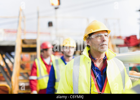 Lavoratori a piedi sulla piattaforma petrolifera Foto Stock