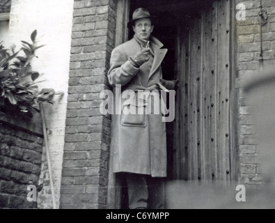 LESLIE HOWARD (1893-1943) l'attore inglese al suo Westcott, Dorking, Surrey house nel 1939. 'Stowe Maries' è del XVI secolo Foto Stock