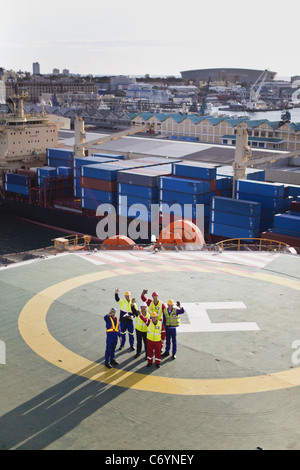 I lavoratori parlano su helipad del oil rig Foto Stock