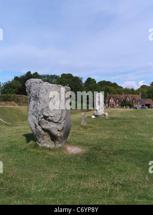 Dh Avebury Stone Circle AVEBURY WILTSHIRE permanente megalitico cerchio di pietra e casa di villaggio Foto Stock