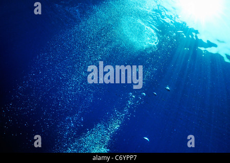 Scuba Diver's bollicine d'aria-fino alla superficie, vista subacquea, mare Mediterraneo, Marsiglia, Francia Foto Stock