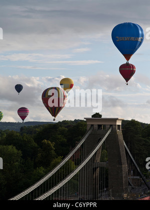 Dh Bristol Balloon Fiesta CLIFTON Bristol Balloon Festival mongolfiere volo sopra il ponte sospeso di Clifton Foto Stock