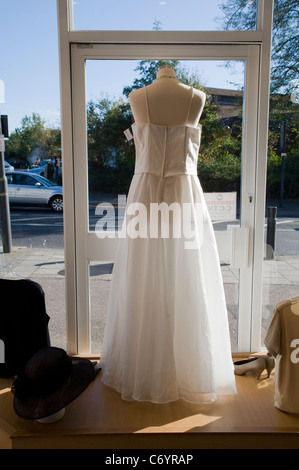 San Luca ospizio di carità shop in London borough di Harrow Foto Stock